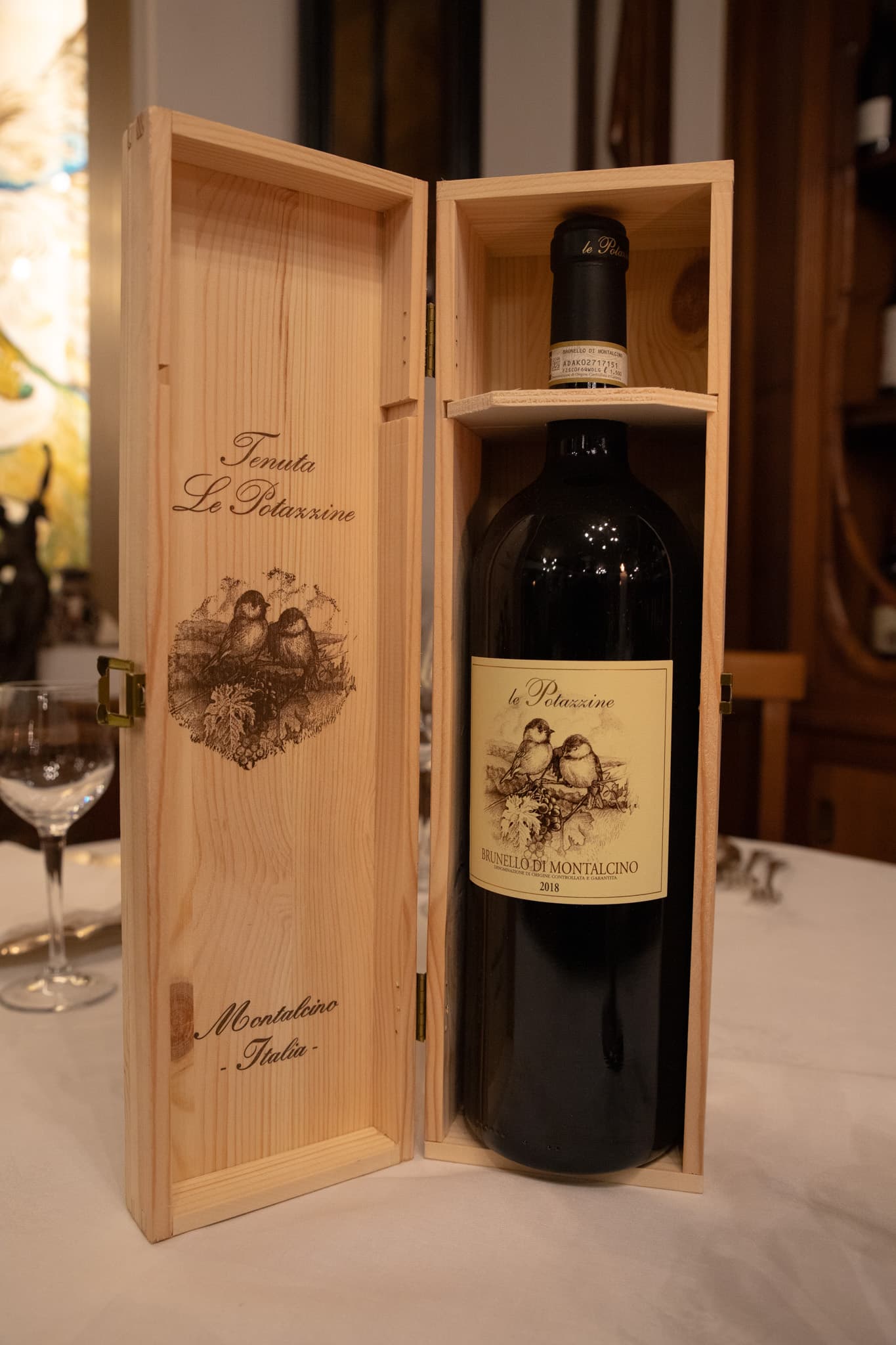 Bottiglia di Brunello di Montalcino nella sua cassetta di legno