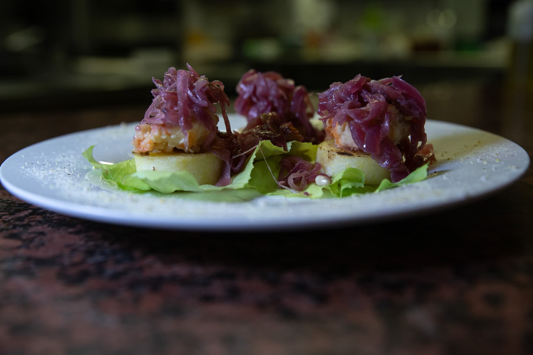 Antipasto con radicchio servito su piatto bianco