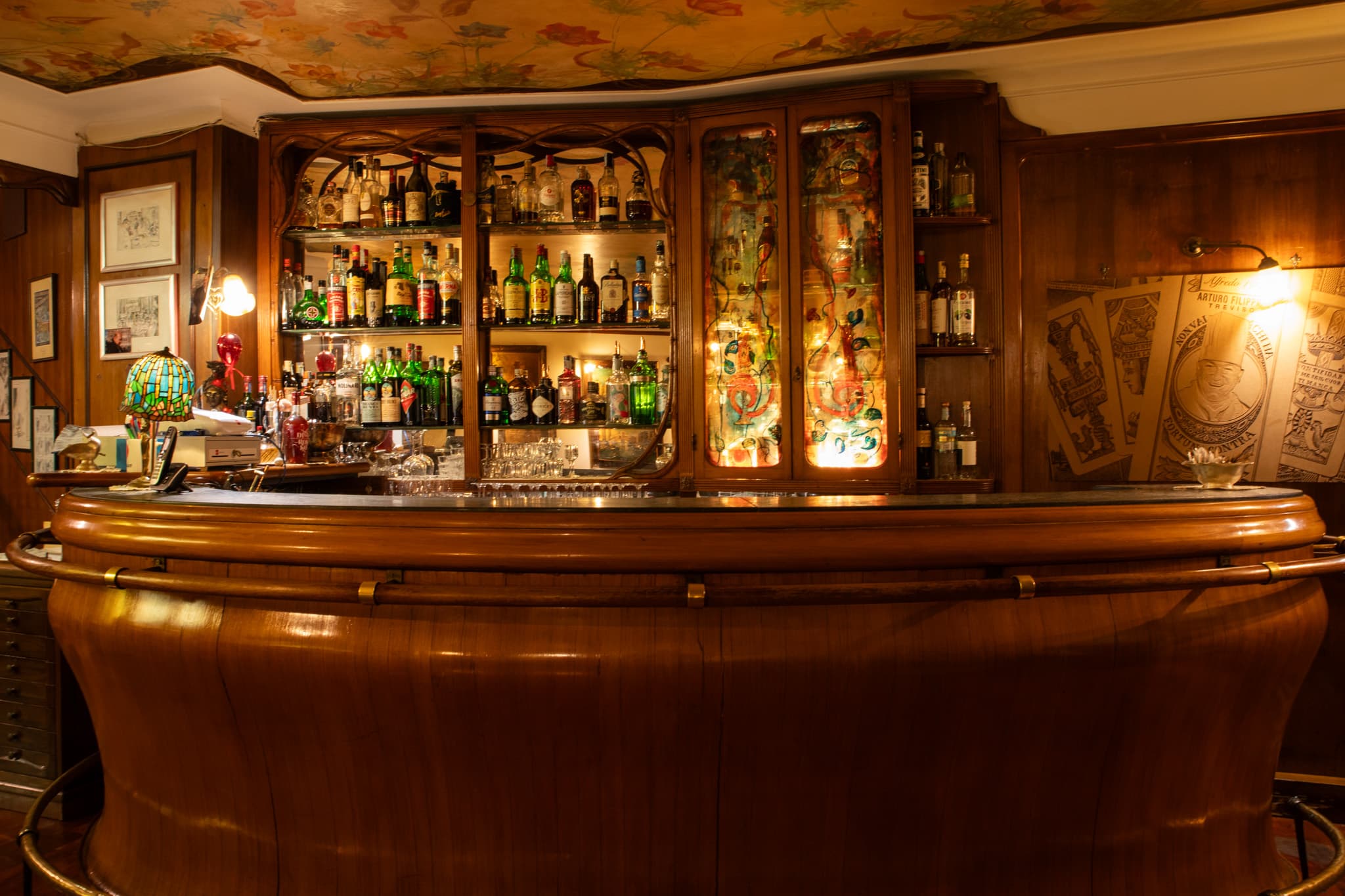 Il bancone del bar in legno del Ristorante Alfredo a Treviso